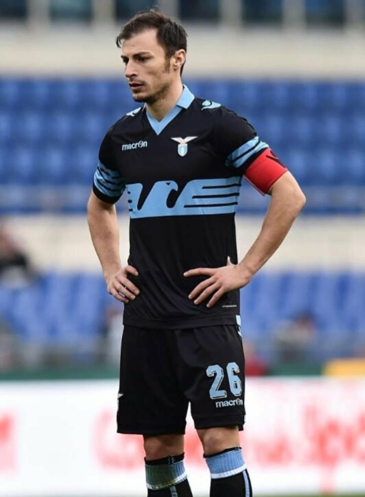 关于今夜体能课后；拉齐奥迎来里程碑备战意大利杯；更衣室稳定；球探报告显示潜力的信息